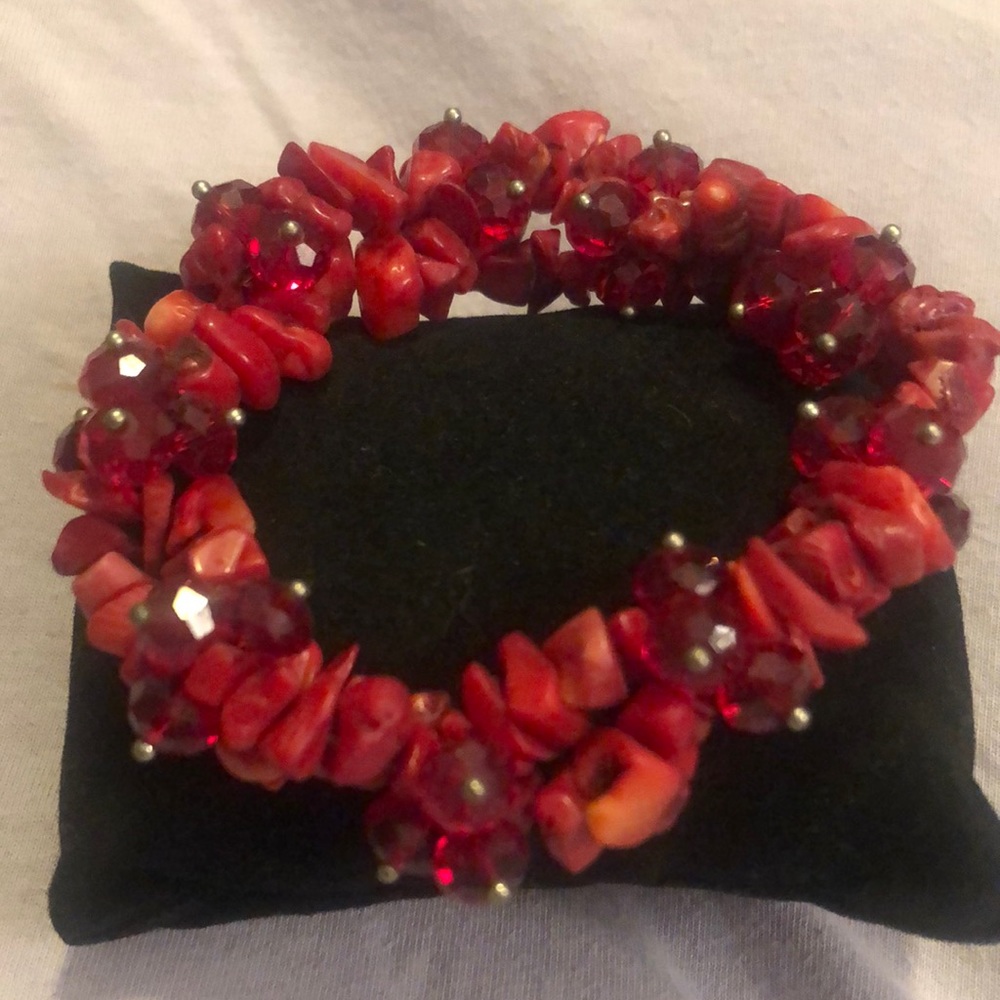 Red shell and red bead stretch bracelet